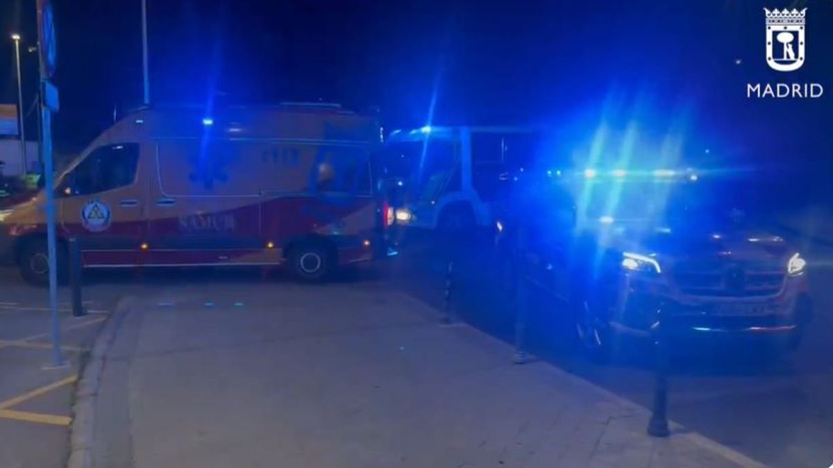 Sanitarios del Samur-Protección Civil han confirmado la muerte de un joven atropellado por otro contra una farola en Villa de Vallecas, Madrid