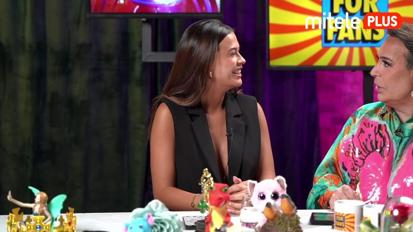 La caída en la Feria de Sevilla de Tania Déniz: "En el momento me dolió más la salchipapa que se cayó que el pie" - For Fans