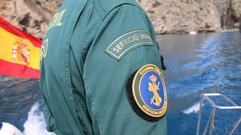 Un agente del Servicio marítimo de la Guardia Civil