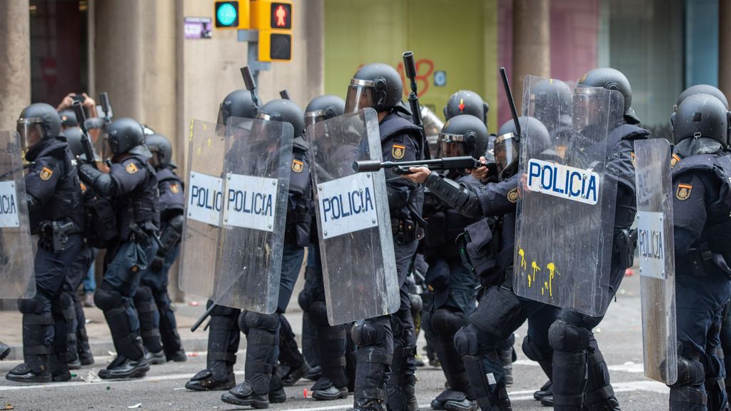 Un juez amnistía a 46 agentes de la Policía Nacional investigados por las cargas del 1-O en Barcelona