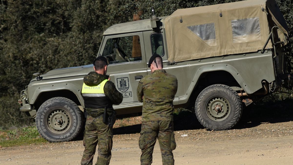 Una pareja de militares custodian la zona de la tragedia en la Base de Cerro Muriano, Córdoba