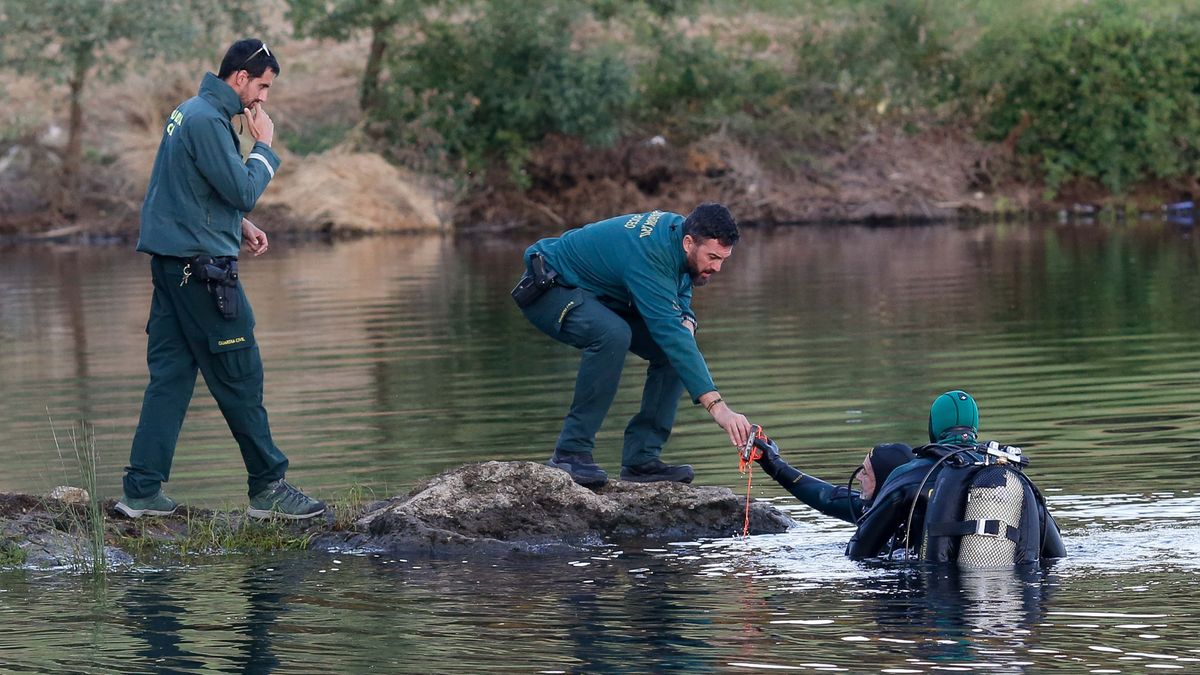 Varios efectivos de la Guardia Civil durante la búsqueda de un joven pescador y un bañista desaparecidos en diferentes puntos de embalse de Belesar, a 2 de julio de 2024, en O Páramo, Lugo