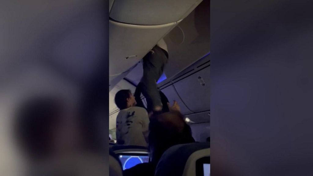 Viajeros atrapados en el techo y 30 heridos: las fuertes turbulencias de un vuelo Madrid-Montevideo de Air Europa