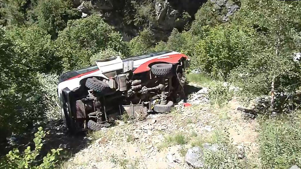 Así fue el accidente del autobús que cayó desde una altura de 15 metros en Huesca: el rescate de un menor duró tres horas