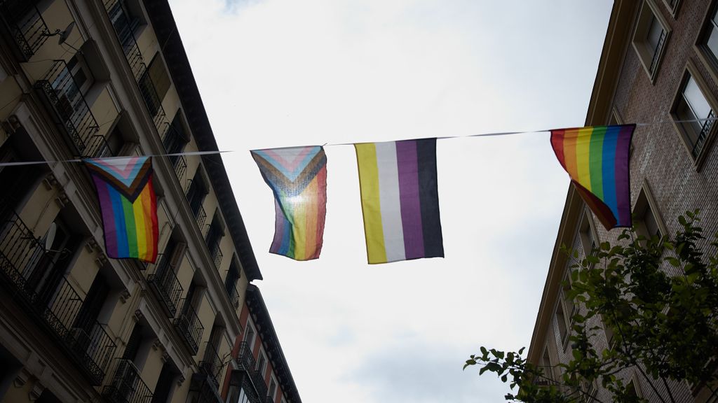 Banderas del colectivo LGBTIQ+ en el barrio de Chueca durante los preparativos del Orgullo