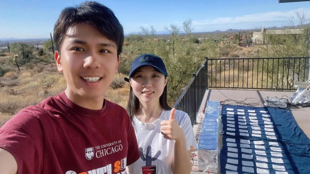 Chenxi Sui y Ronghui Wu probando el tejido en Arizona (EEUU)