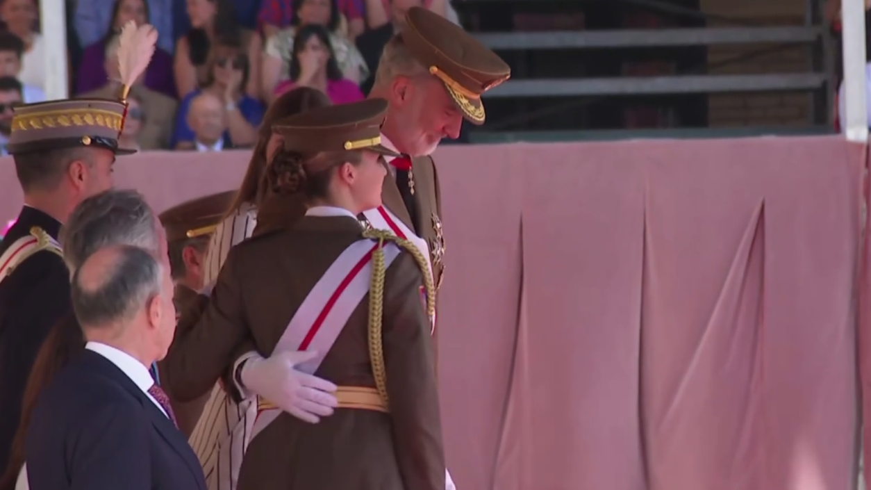 El gesto de complicidad entre Felipe VI y la princesa Leonor en la entrega de despachos de alférez