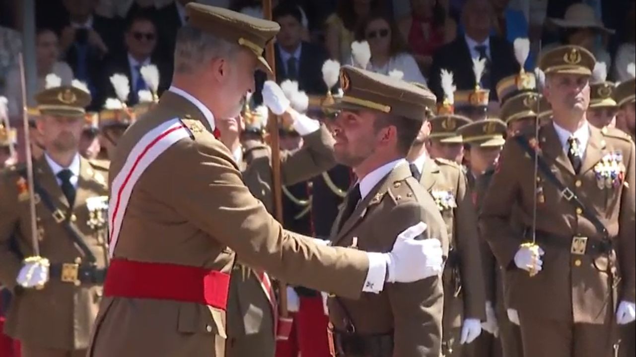 El rey Felipe VI con uno de los compañeros de la princesa Leonor este 3 de julio.