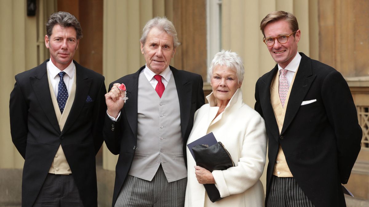 La Dama Judi Dench durante una ceremonia palaciega junto a su pareja, MIchael Williams, y os hijos de este.