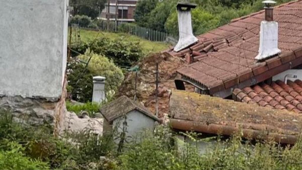 La enorme piedra ha ocasionado desperfectos en el tejado y la fachada