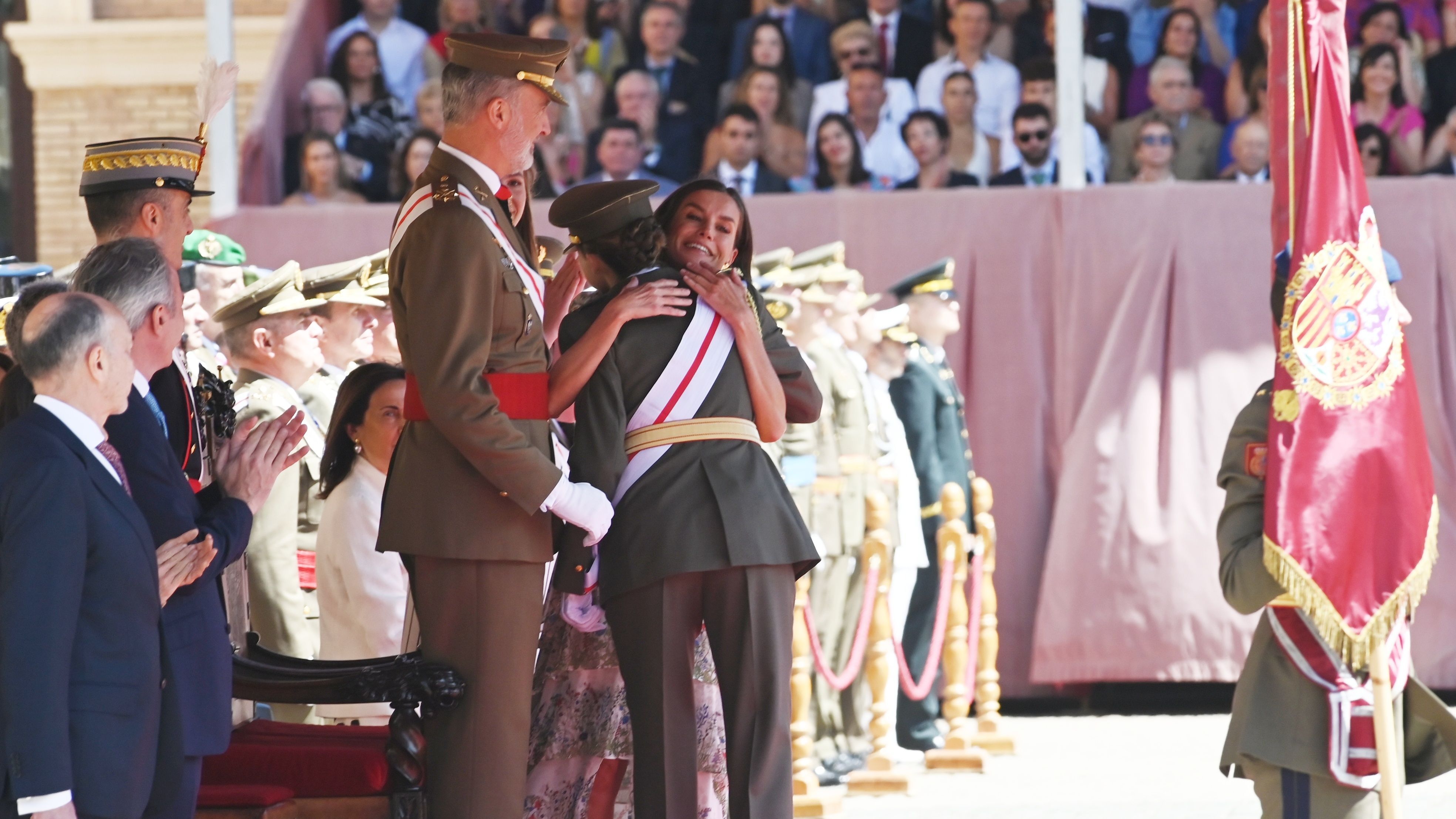La princesa Leonor abrazando a su madre, la reina Letizia, este 3 de julio.
