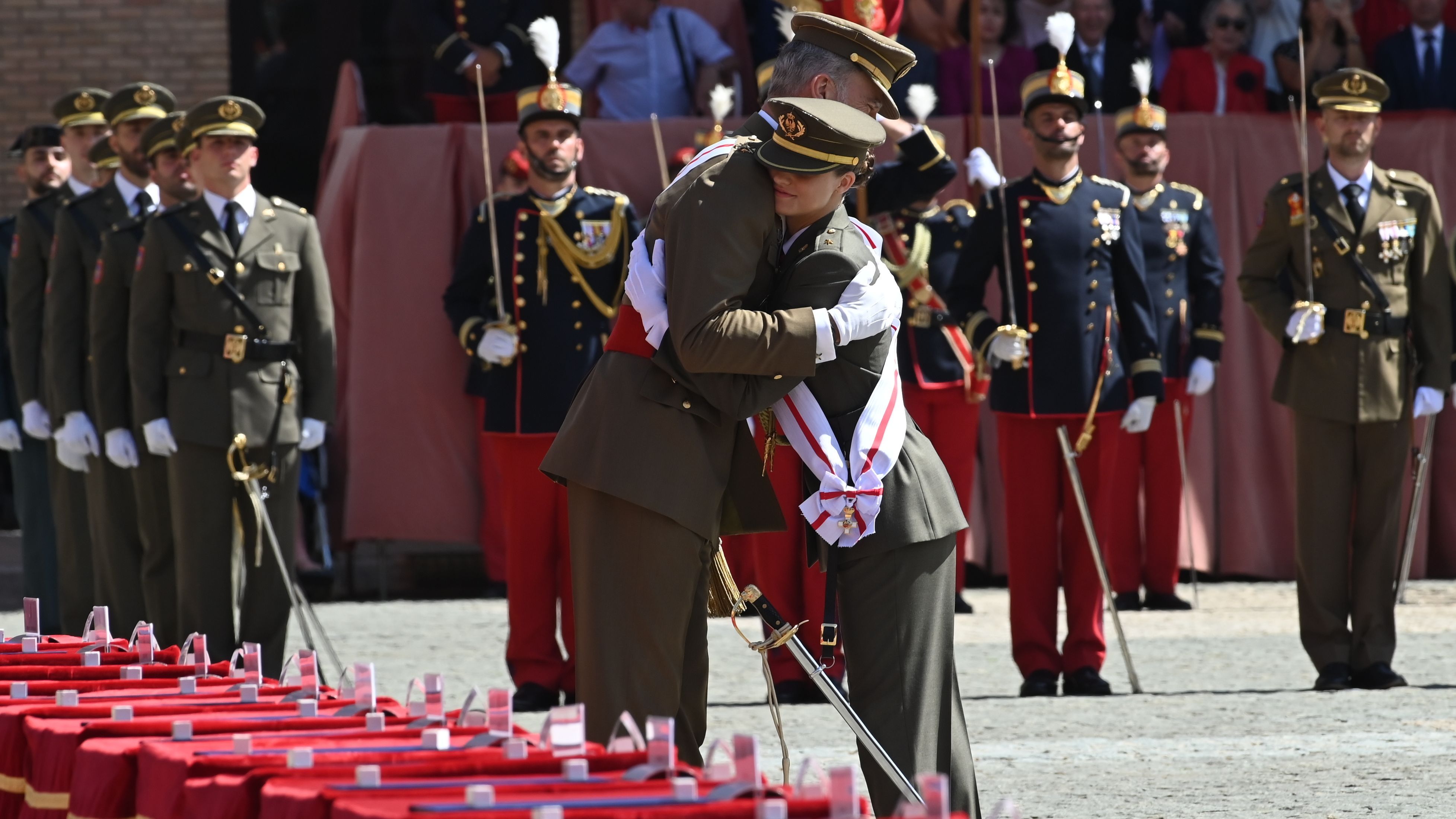 La princesa Leonor y el rey Felipe VI abrazándose este 3 de julio.
