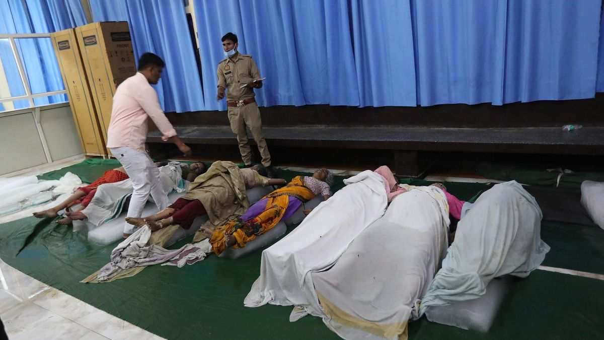 Las labores de identificación de los cuerpos siguen en el hospital de Hathras, en el estado de Uttar Prades