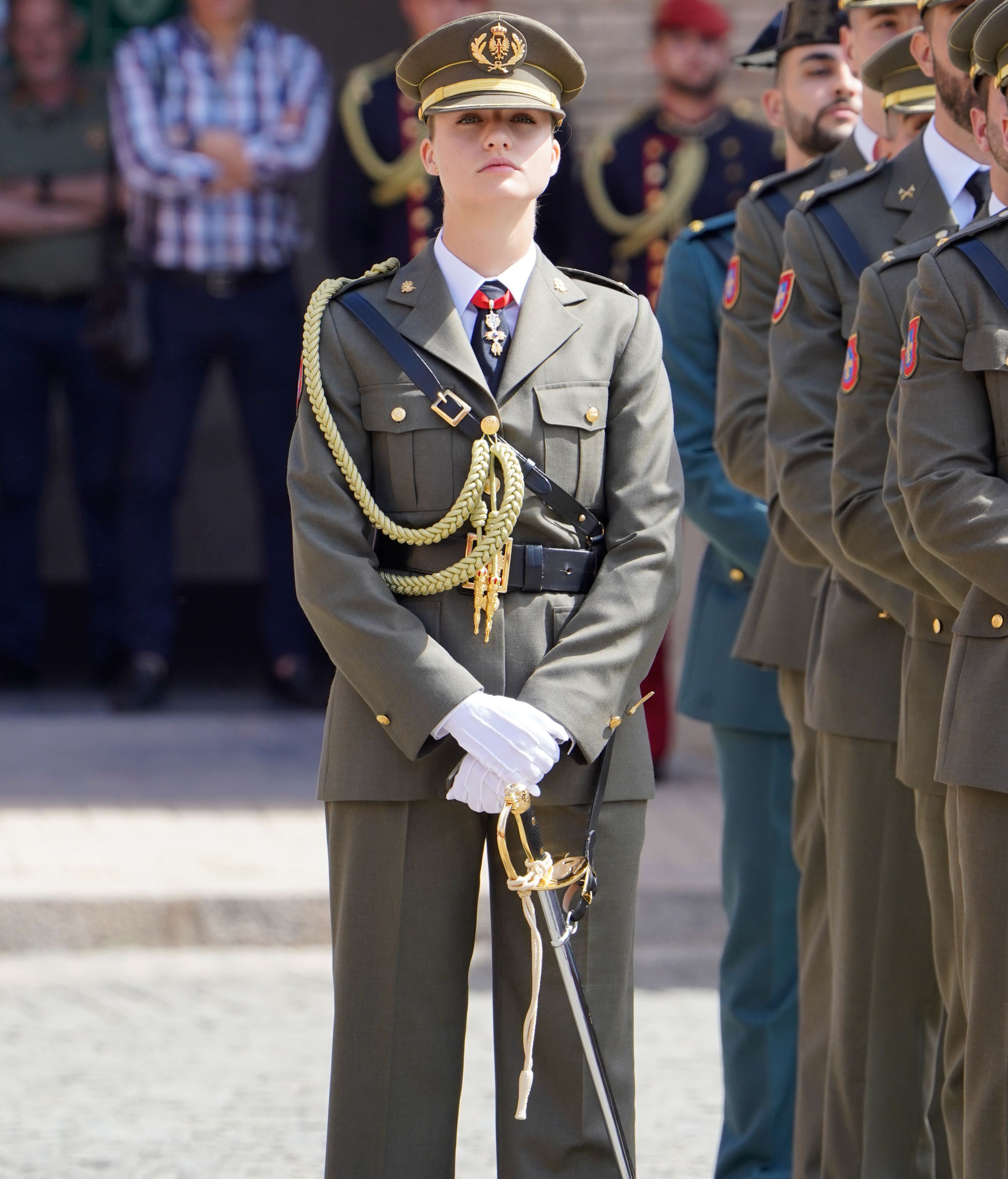 Leonor de Borbón recibe de manos del rey su despacho de alférez tras un año en Zaragoza