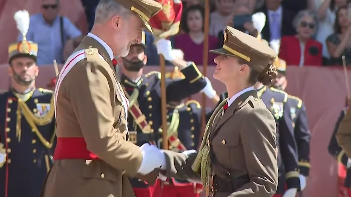 Leonor y el Rey Felipe VI en el acto de entrega de despachos
