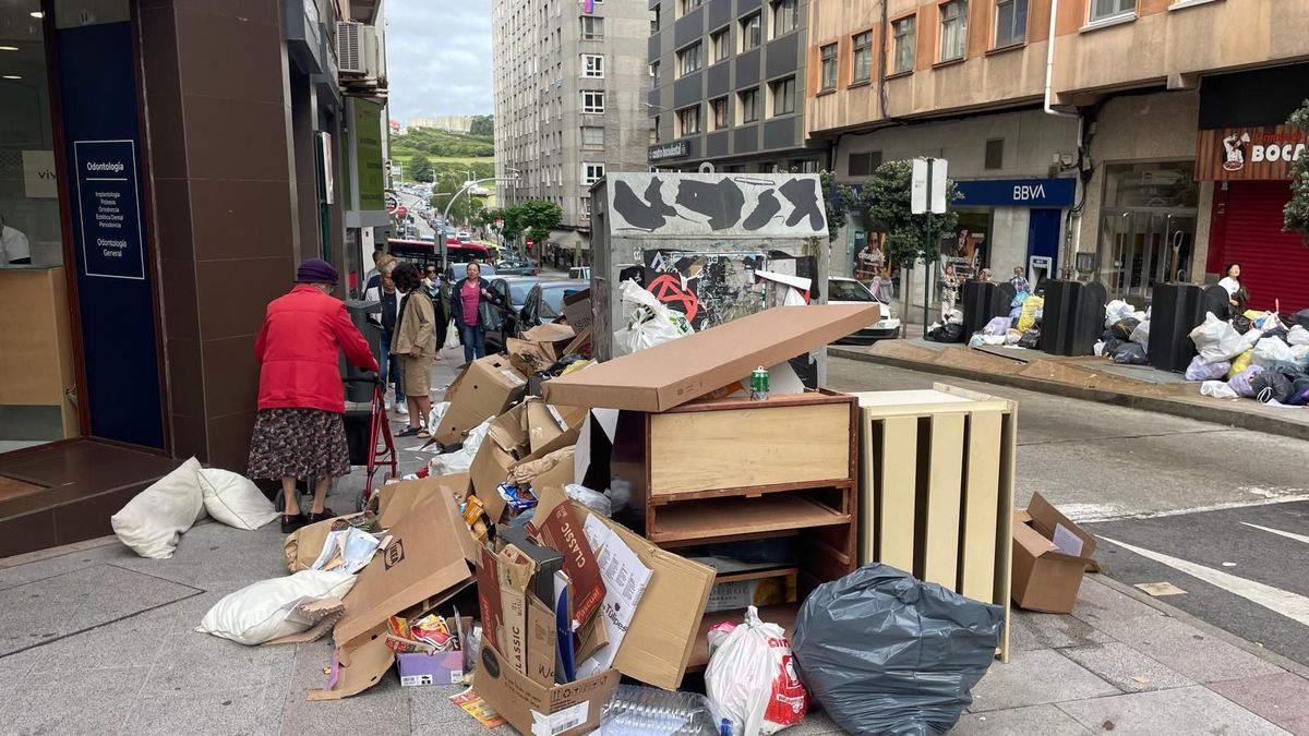 Los vecinos y vecinas de A Coruña tienen que esquivar la basura que invade las aceras
