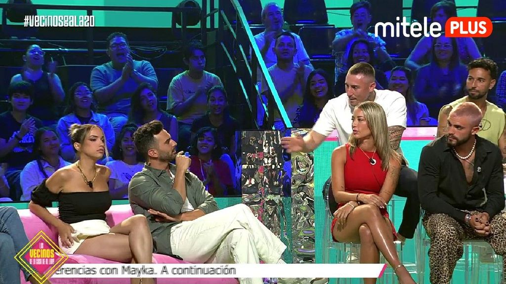 Lucía rechaza el beso de Álvaro a pesar de estar "con las hormonas que revientan el plató" Los vecinos de la casa de al lado Gala Temporada 1 Top Vídeos 881