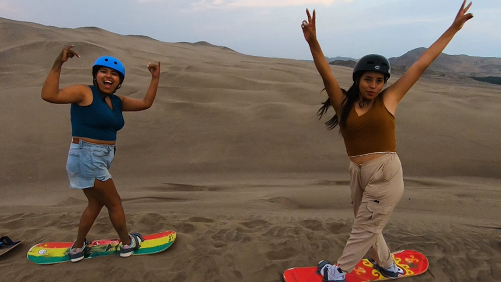 Practicamos sandboarding en el desierto de Chilca en Perú