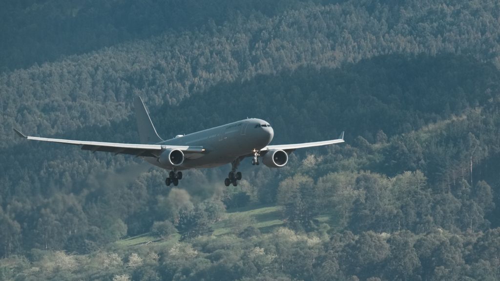 Un avión aproximándose al aeropuerto de Loiu