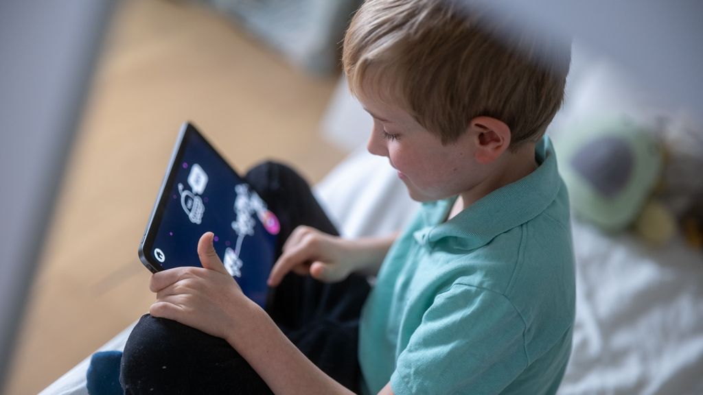 Un niño realiza actividades en una tablet que le ayudan a estimular el cerebro niños