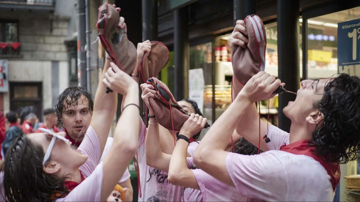 Bebiendo vino de la bota en San Fermín