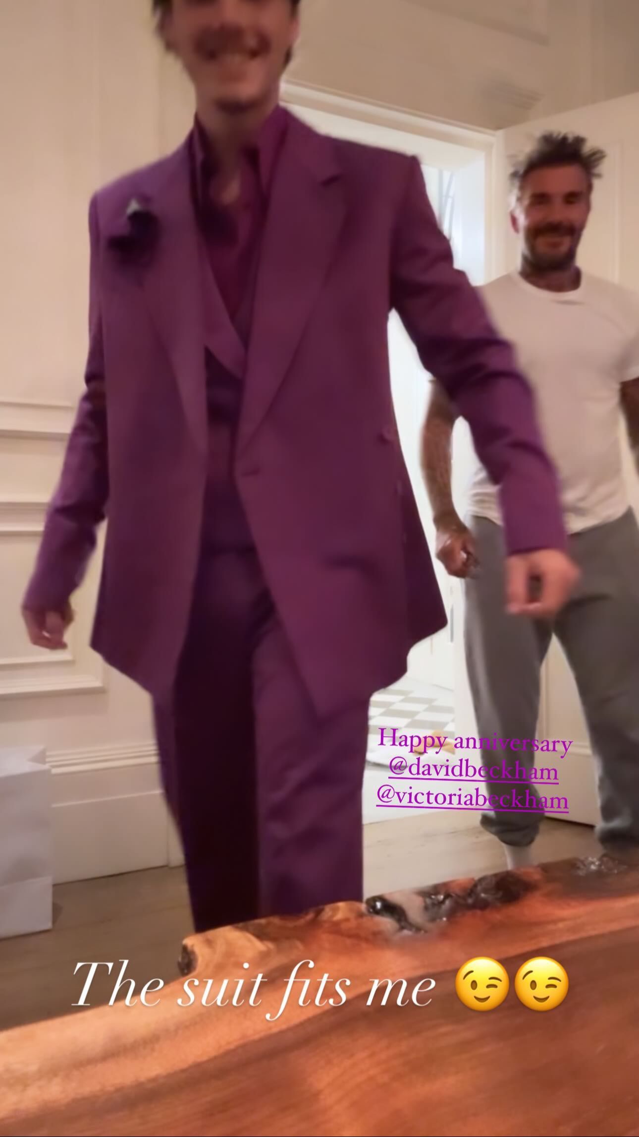 Cruz Beckham, con el traje de boda de su padre