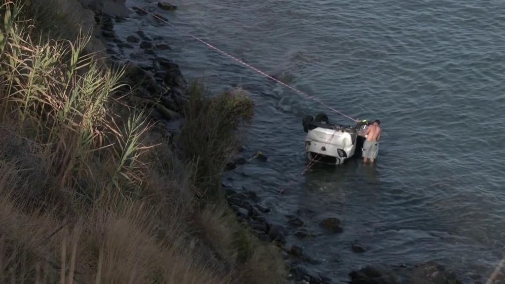 Un submarinista rescata al conductor de un coche que cayó al mar tras un accidente en Benalmádena
