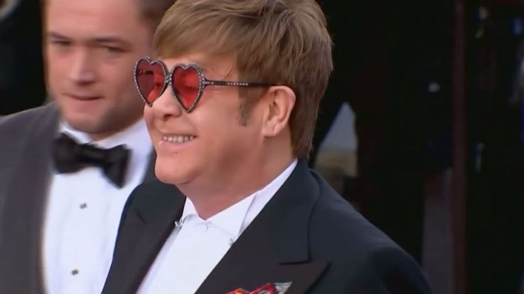 Elton John subasta sus extravagantes trajes: los beneficios irán a la lucha contra el sida