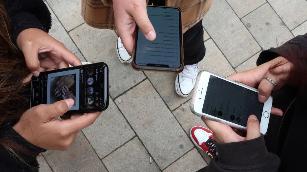 Jóvenes usando su móvil con cobertura de red