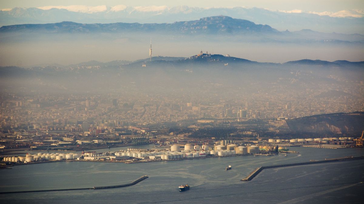 Niebla y contaminación en el cielo de la ciudad de Barcelona