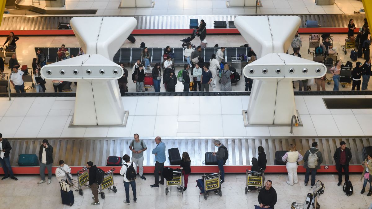 Pasajeros recogiendo sus maletas en el aeropuerto de Bilbao