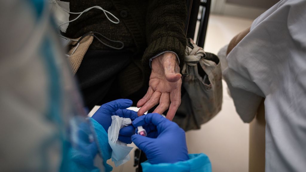 Un anciano recibe asistencia sanitaria