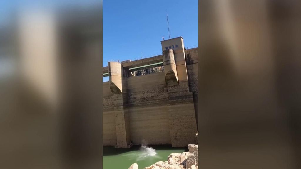 Dos jóvenes saltan al pantano de Ulldecona, Tarragona