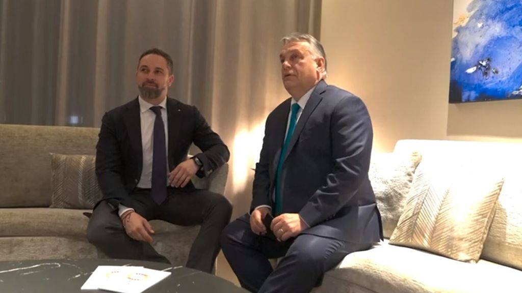 El líder de Vox, Santiago Abascal (i), posa junto al primer ministro de Hungría, Viktor Orbán