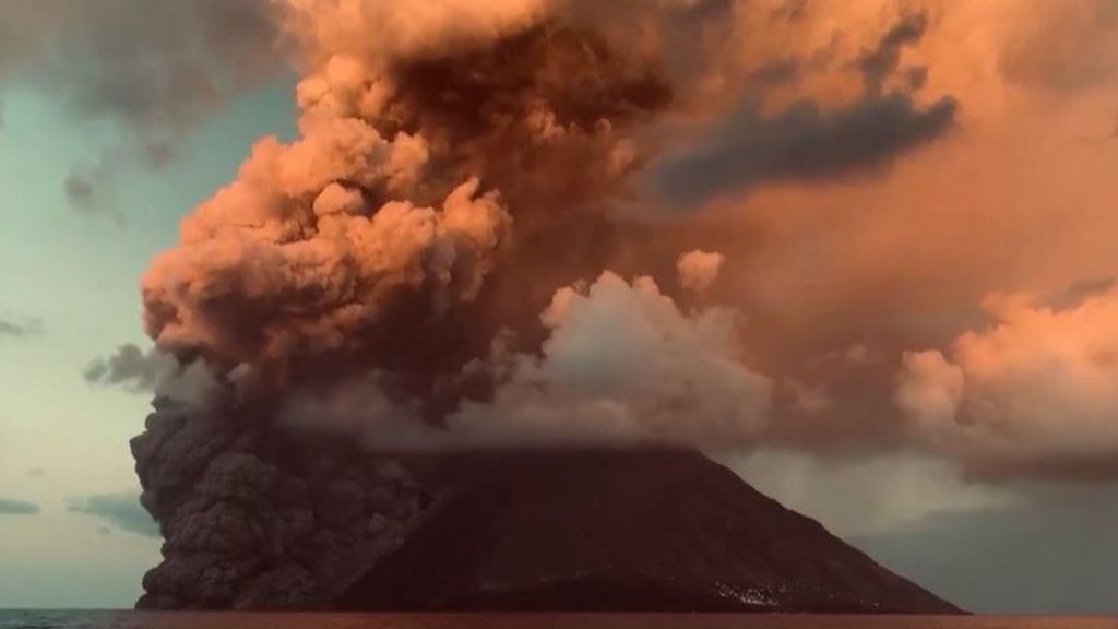 Italia: máximo nivel de alerta tras la erupción de los volcanes Estrómboli y Etna