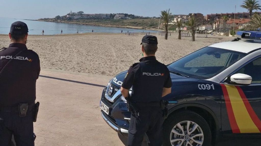 Policías Nacionales vigilan una playa