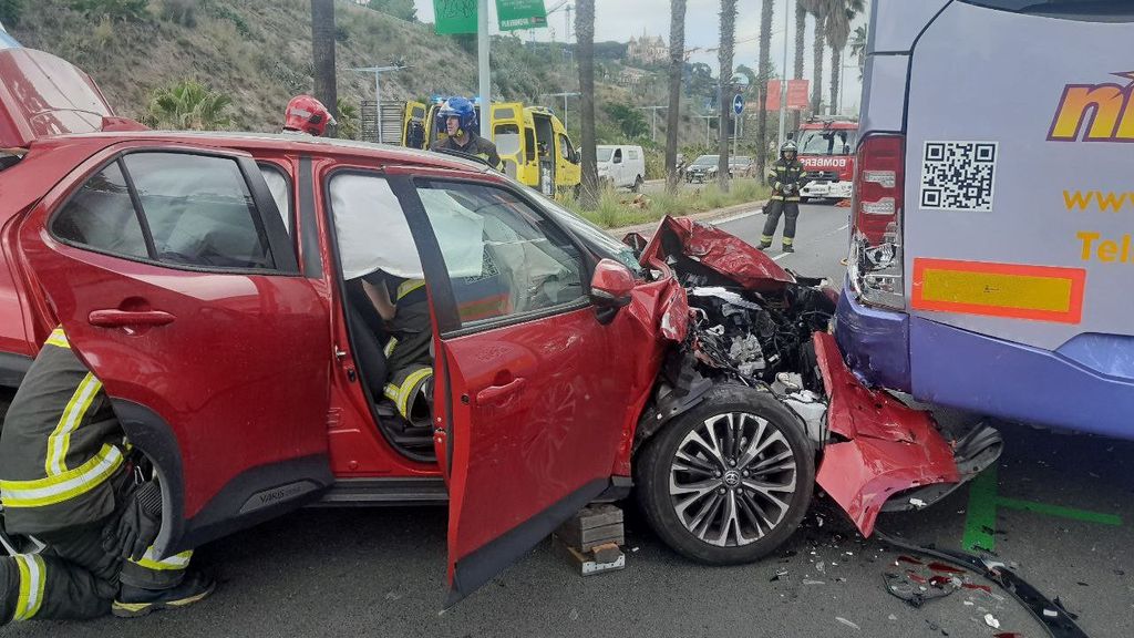 Rescatan por el matelero a una conductora, atrapada tras chocar con un autobús en Barcelona