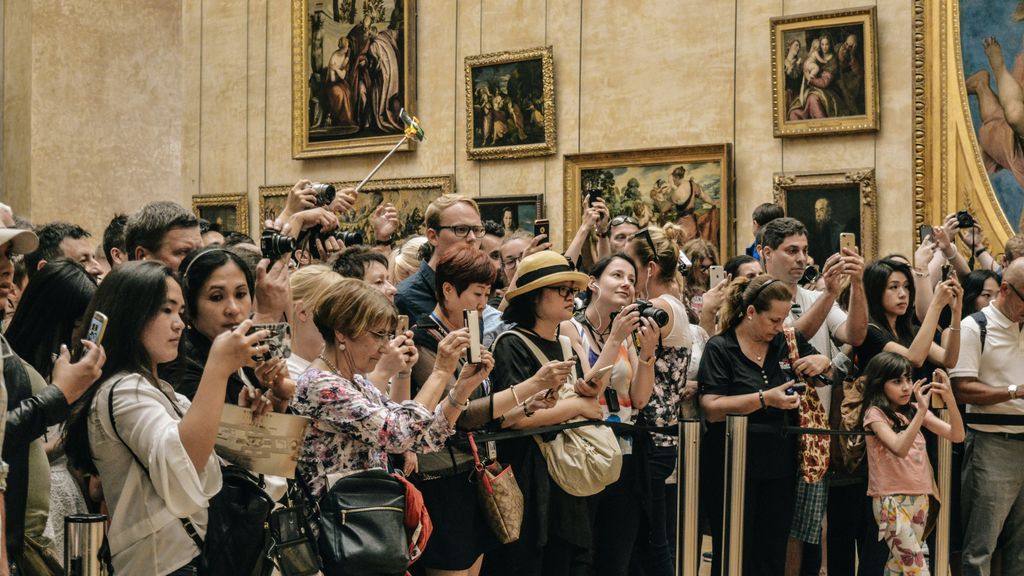 Un grupo de turistas en un museo