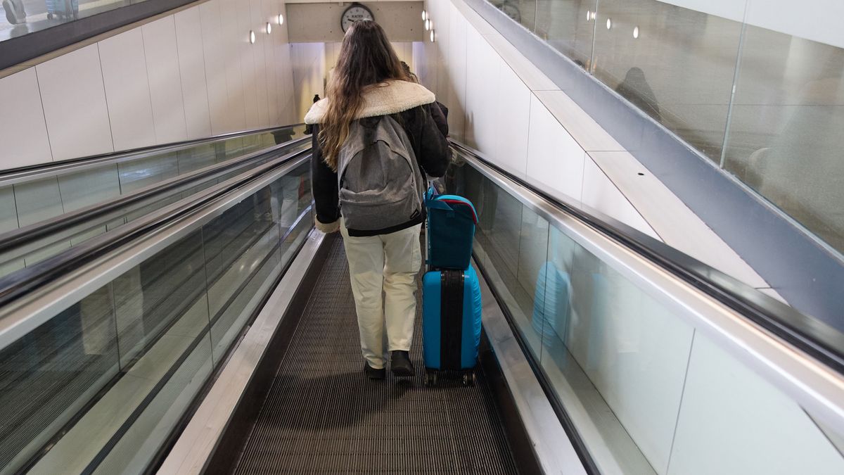 Una joven viaja con su maleta