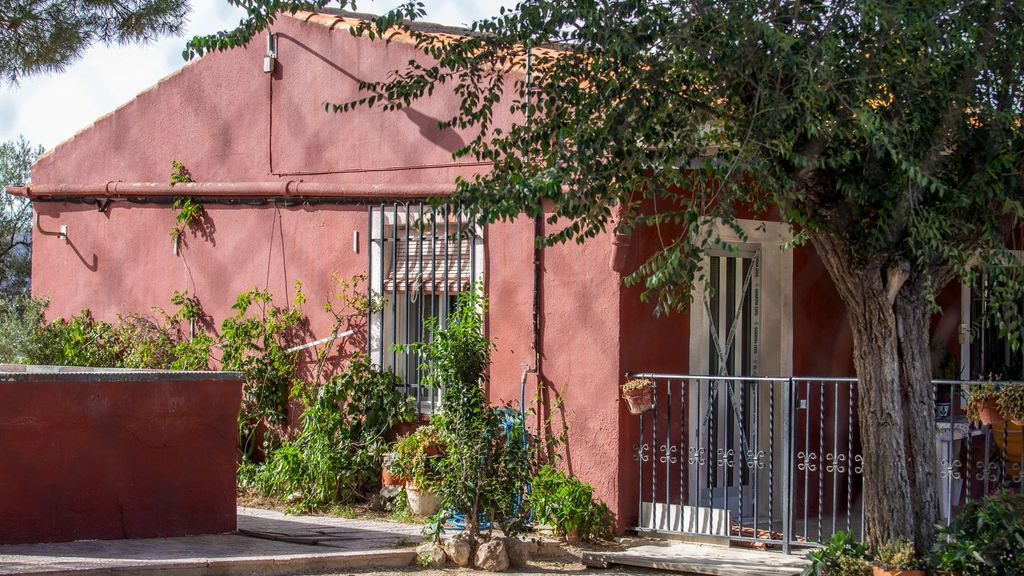 Vista general de la vivienda donde han sido hallados los cuerpos sin vida del matrimonio en en una partida rural del municipio alicantino de Villena