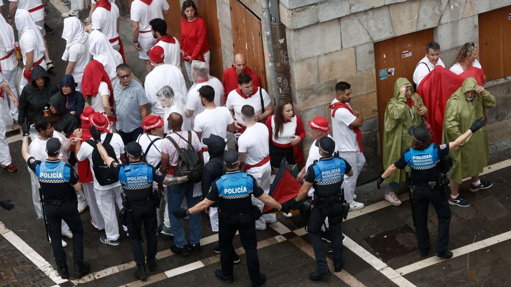 Ambiente en la plaza del ayuntamiento de Pamplona momentos antes del chupinazo que da comienzo a las fiestas de San Fermín