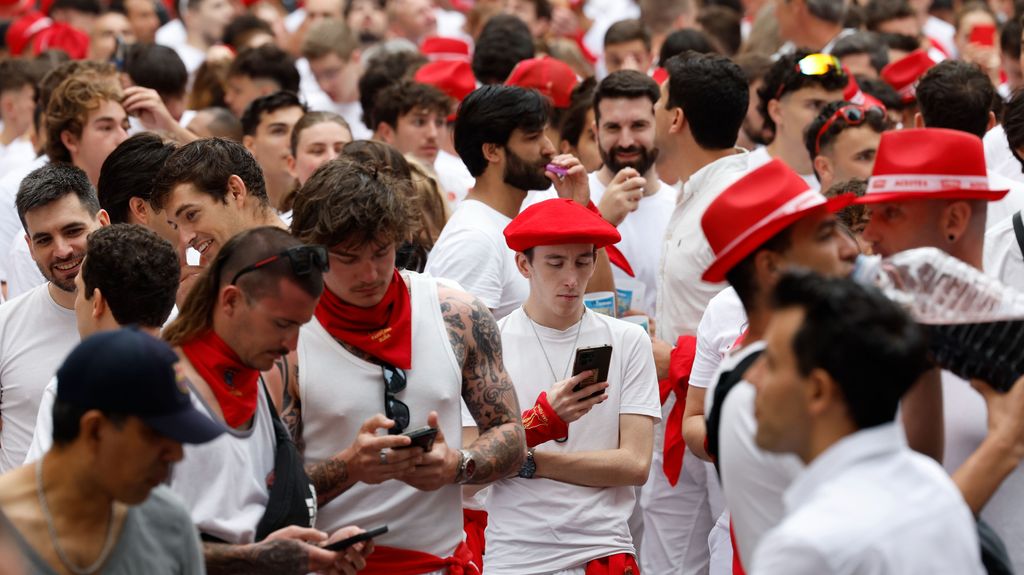 Ambiente en la plaza del ayuntamiento de Pamplona momentos antes del chupinazo que da comienzo a las fiestas de San Fermín