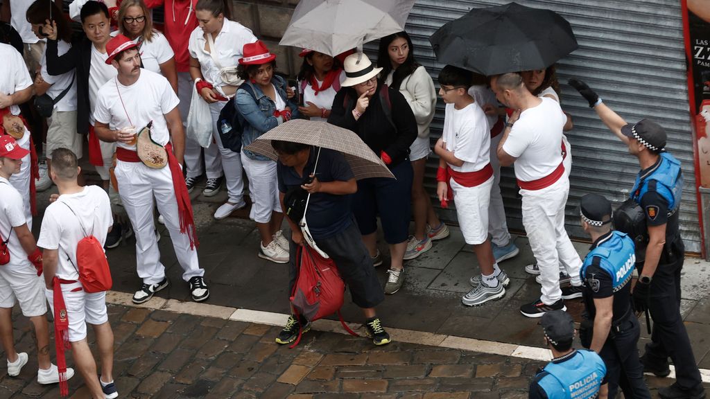 Ambiente en la plaza del ayuntamiento de Pamplona momentos antes del chupinazo que da comienzo a las fiestas de San Fermín