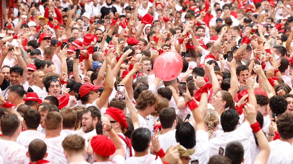 Ambiente festivo minutos antes del Chupinazo que da comienzo a las fiestas de San Fermin 2024