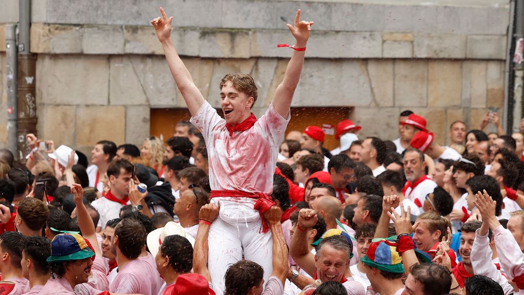 Ambiente festivo minutos antes del Chupinazo que da comienzo a las fiestas de San Fermin 2024