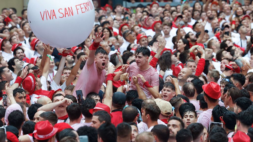 Ambiente festivo minutos antes del Chupinazo que da comienzo a las fiestas de San Fermin 2024