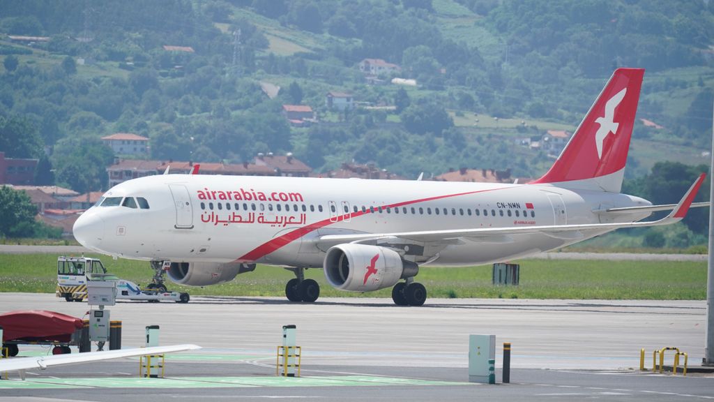 Avión de Air Arabia con destino Tánger (Marruecos), en el aeropuerto de Loui (Vizcaya)