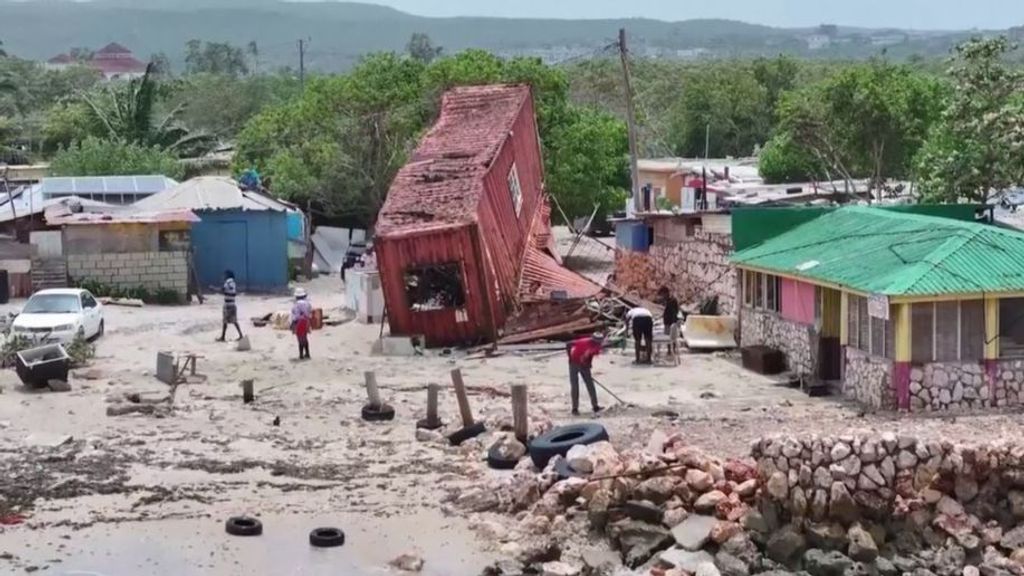 Beryl amenaza con recuperar la categoría de huracán en su aproximación a EEUU