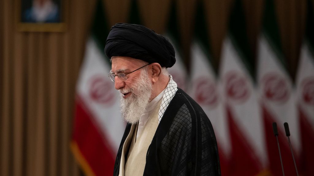 Jamenei aplaude la participación y pide al presidente electo Pezeshkian que siga los pasos de su predecesor