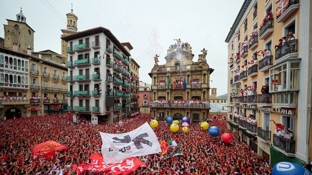 Pamplona se convierte en la capital mundial de la fiesta con el lanzamiento del chupinazo que da inicio a los Sanfermines 2024